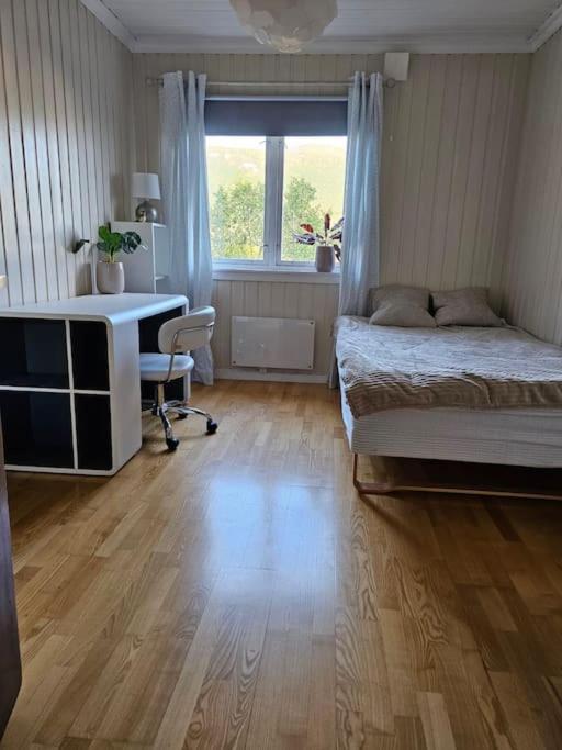 Вилла Cozy Family House Тромсё Экстерьер фото